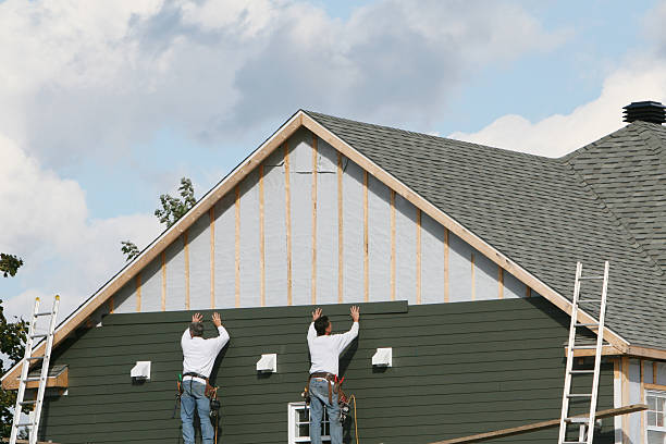 Professional Vinyl Siding technician working in Garden City, SC